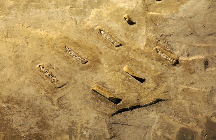 Különböző mélységű sírok az V. sz.-i temetőből