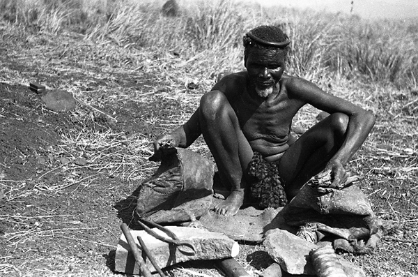 A Dél-Afrikában élő zulu törzs egyik kovácsmestere kovácstűzhely izzítása közben